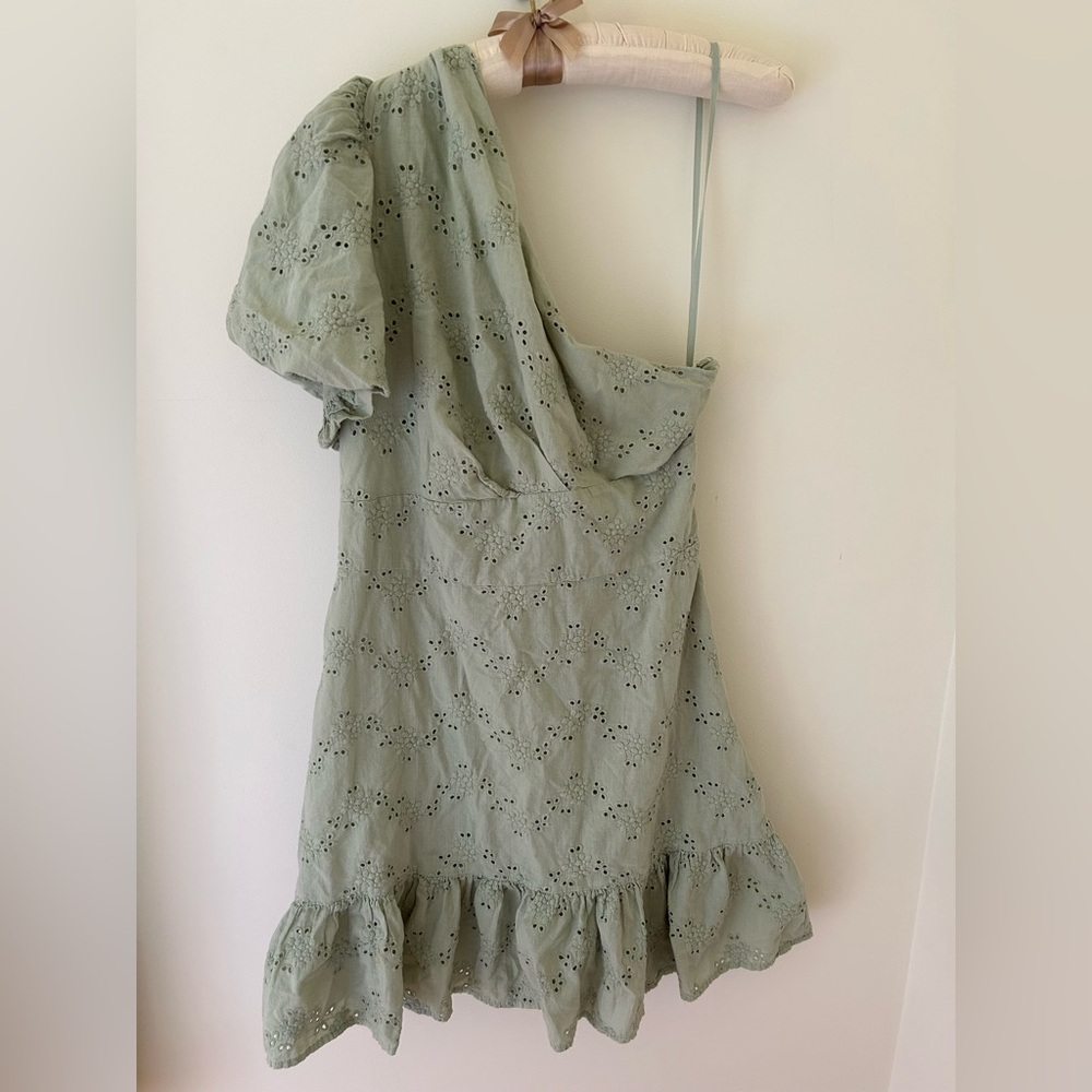 UO Sage Green Eyelet One Shoulder Mini Dress
Size: Large 
GUC (Missing Clasp)